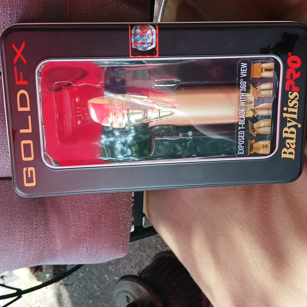 Babyliss pro. GoldFX outlining trimmer for Men.